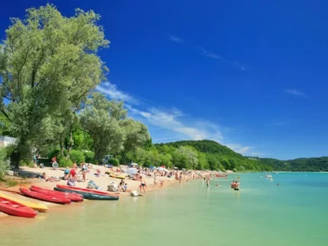 Plage au bord du lac de Chalain